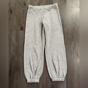 Fine knit joggers in soft, light fabric.